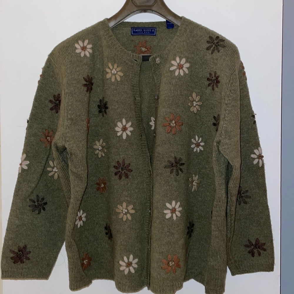 Green wool sweater with flowers
